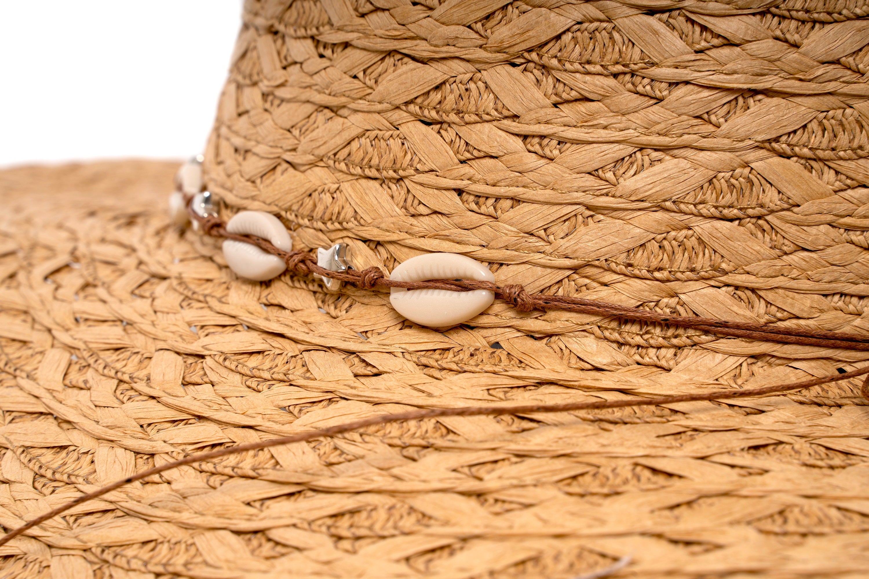 Cappello di paglia floscio con conchiglie