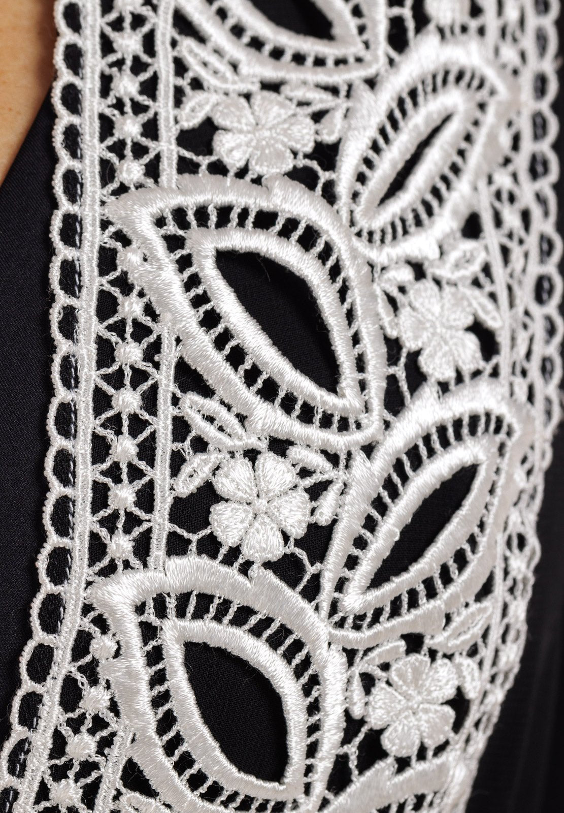 Abito in chiffon con bordo in pizzo