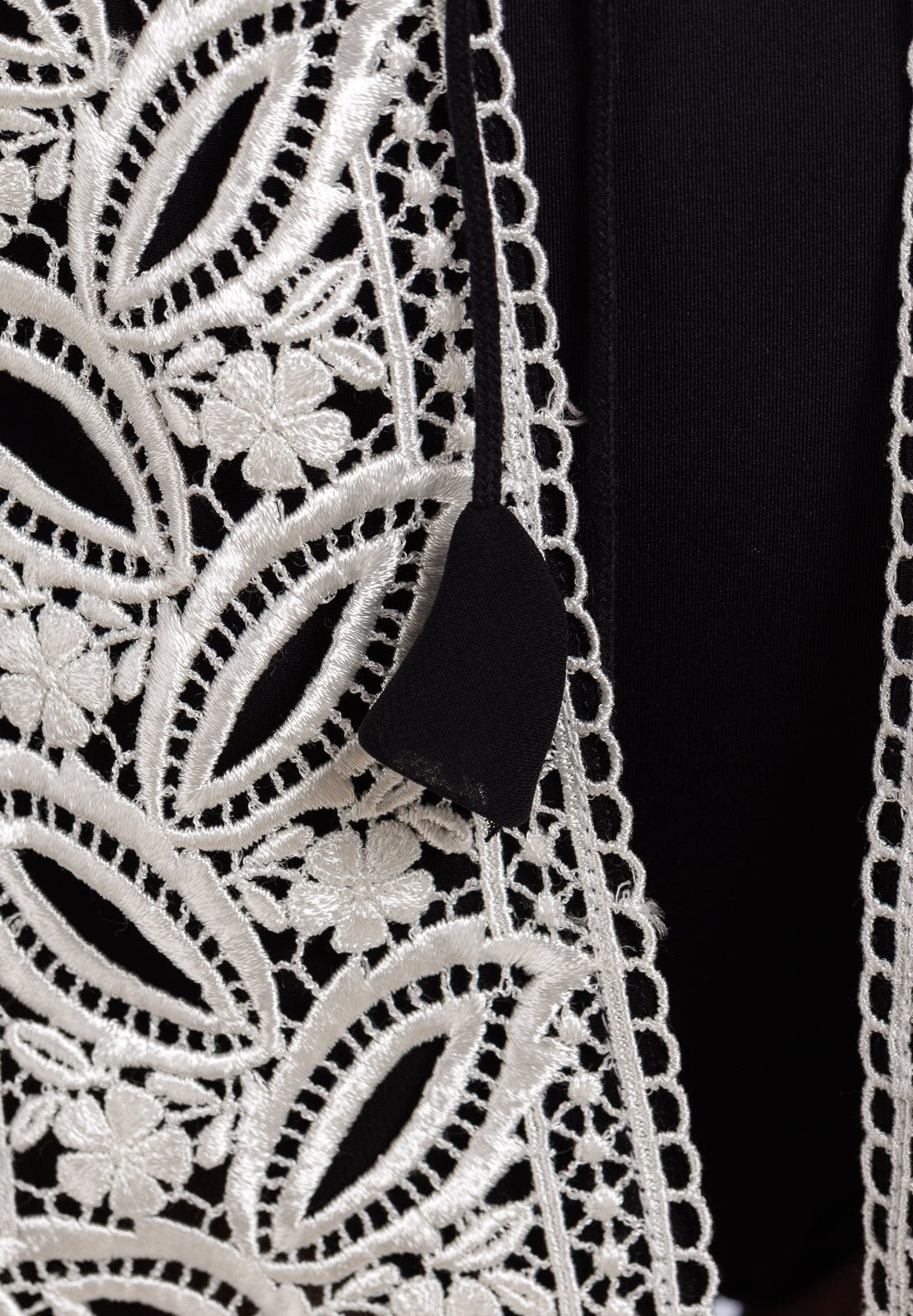 Abito in chiffon con bordo in pizzo