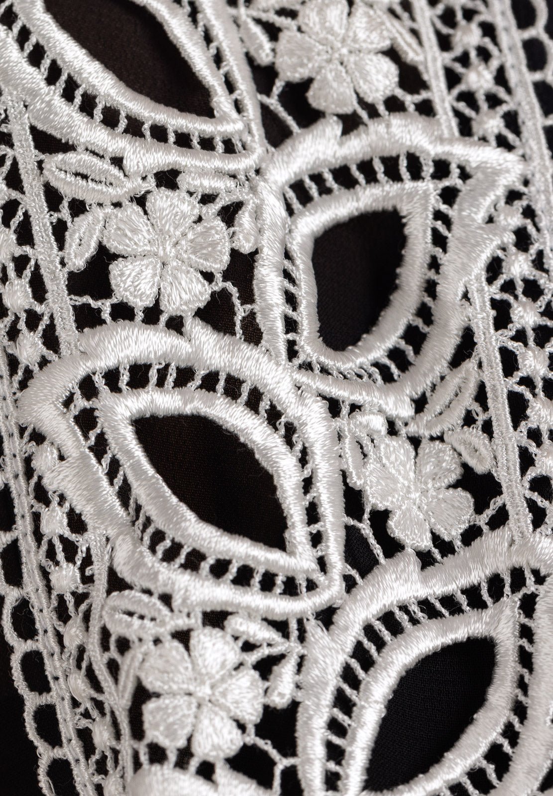 Abito in chiffon con bordo in pizzo