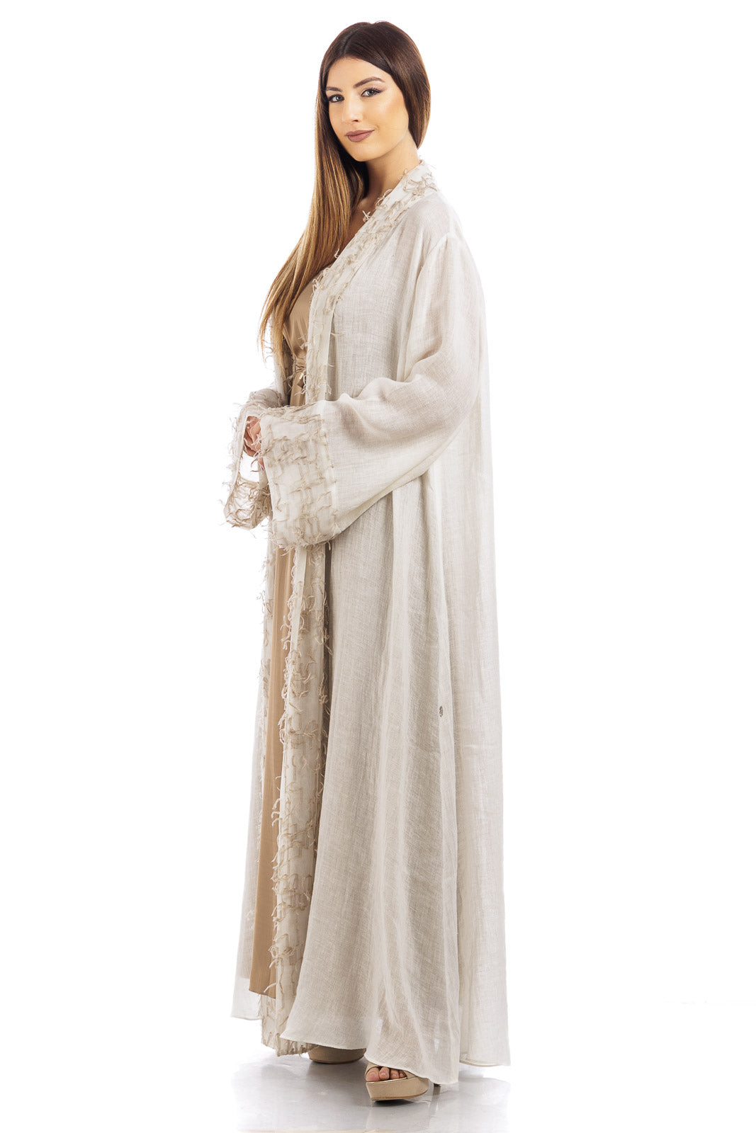 Abaya in lino con dettagli in piuma