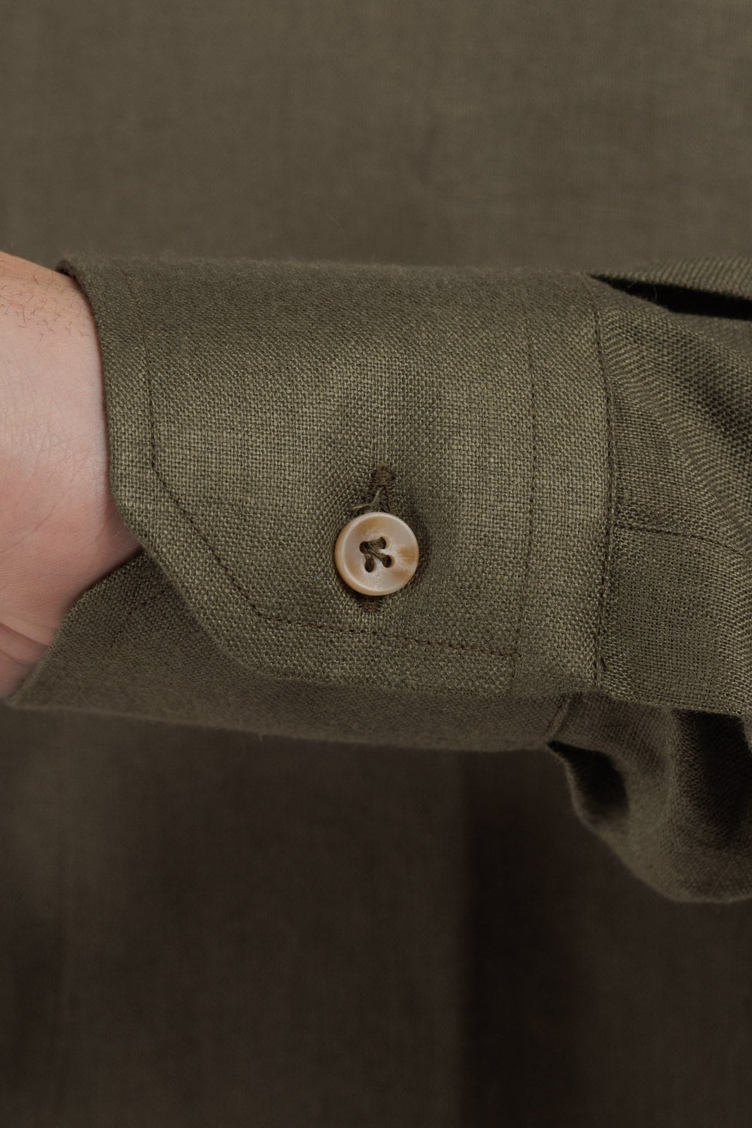 Camicia in lino con bottoni a metà spacco