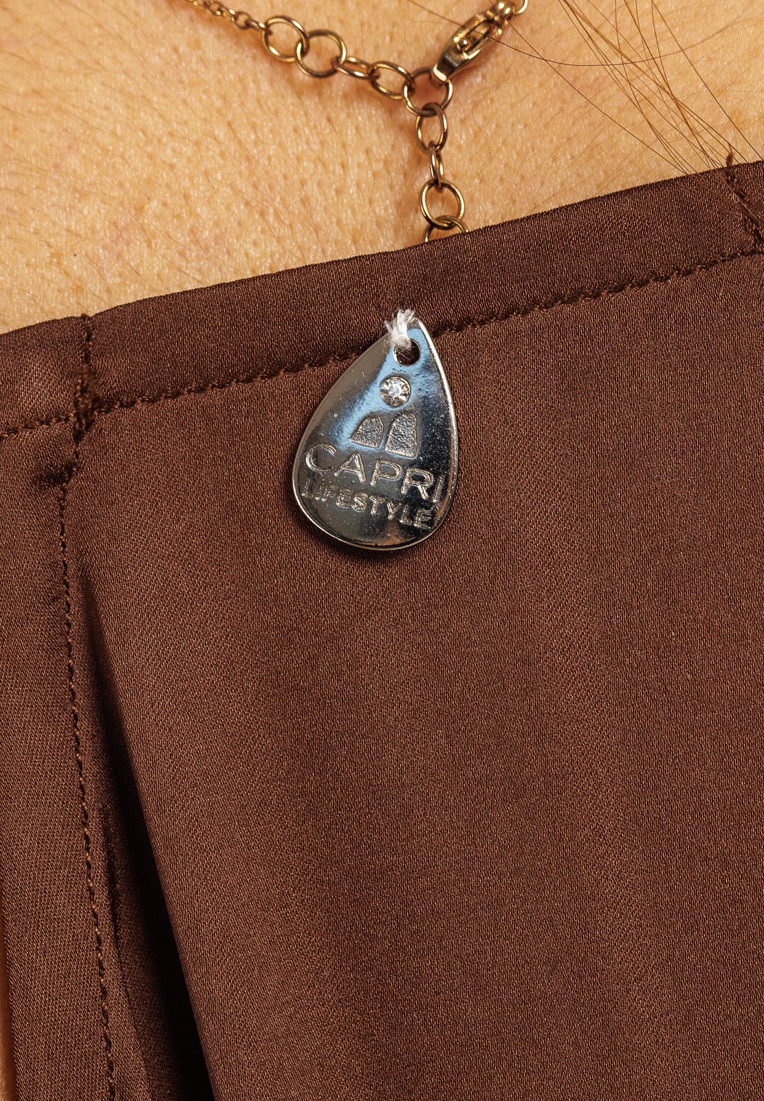 Abito in raso di seta tinta unita