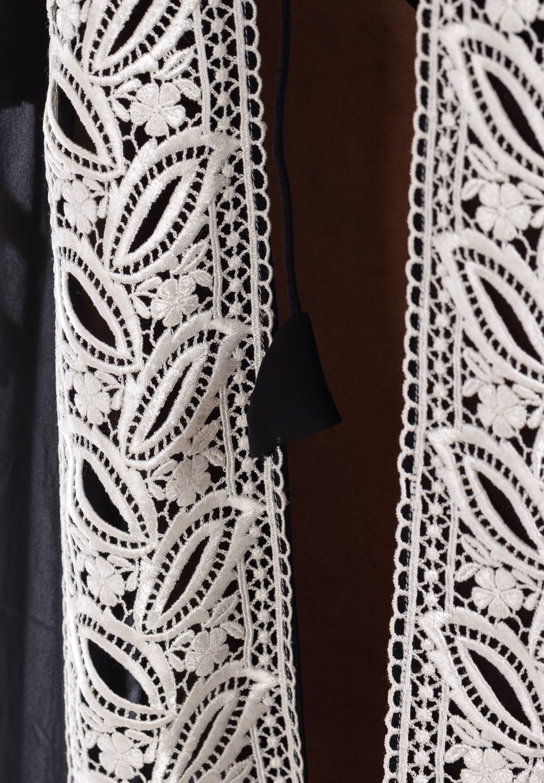 Abito in chiffon con bordo in pizzo