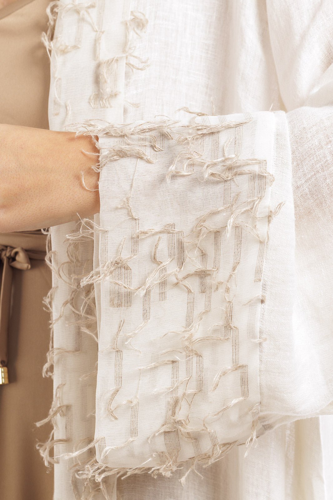 Feather Detailed Linen Abaya