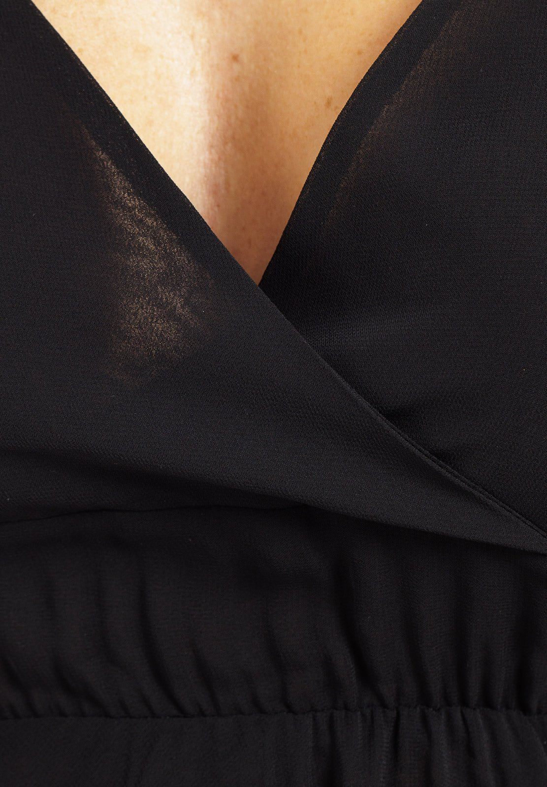 Abito corto in chiffon con cinturino in tinta unita