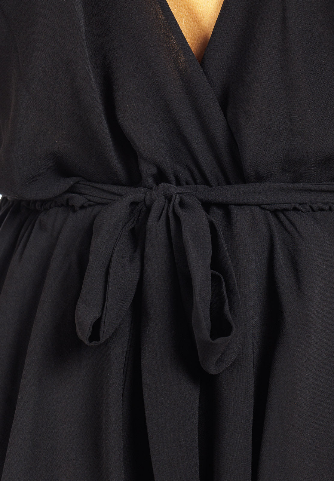 Abito corto in chiffon con cinturino in tinta unita