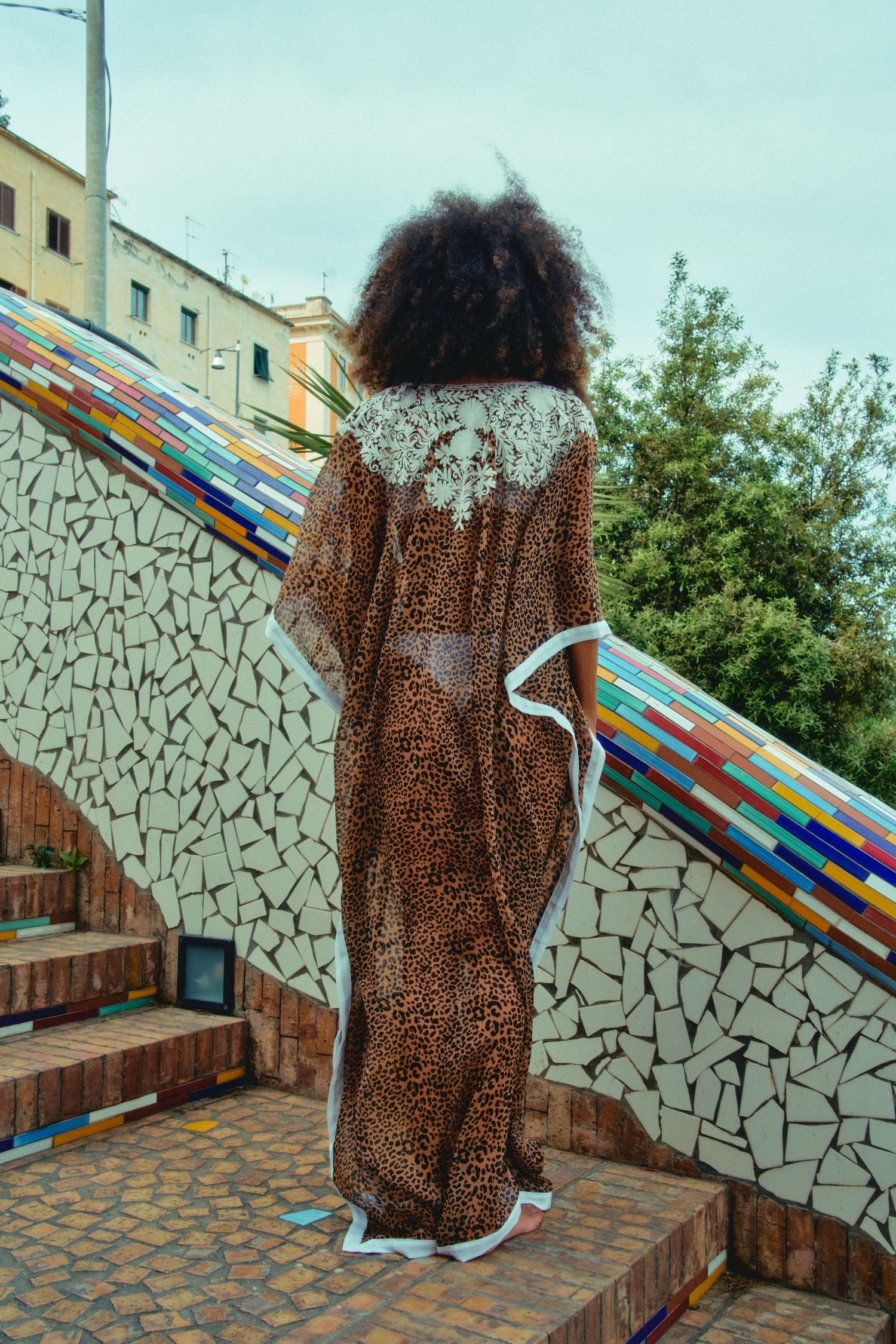 Caftano ricamato in chiffon di seta