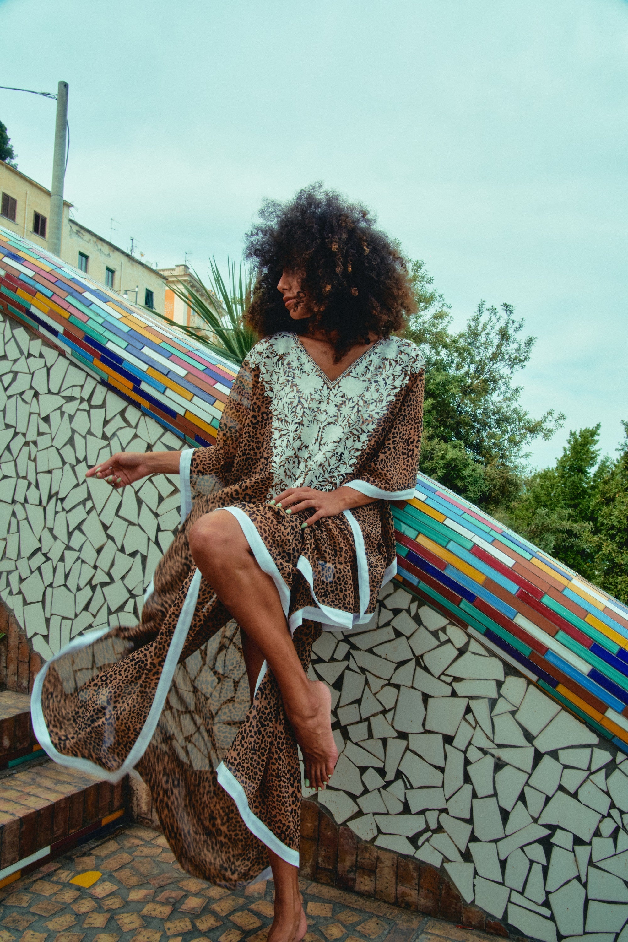 Caftano ricamato in chiffon di seta