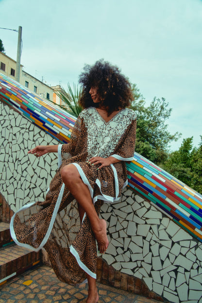 Caftano ricamato in chiffon di seta